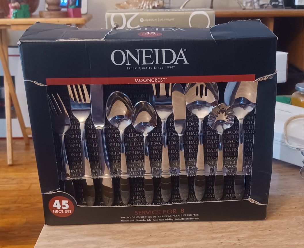 Oneida 45pc Silverware Set