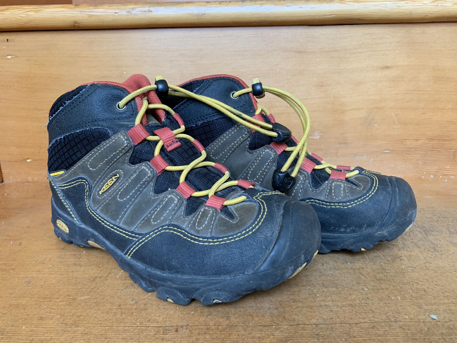 Keen Hiking Boots size 1Youth