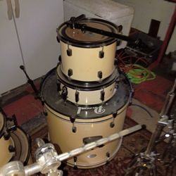 Pearl 5pc drum set with zildjian cymbals seat stands stick's and petals