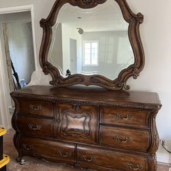 Dresser With Mirror
