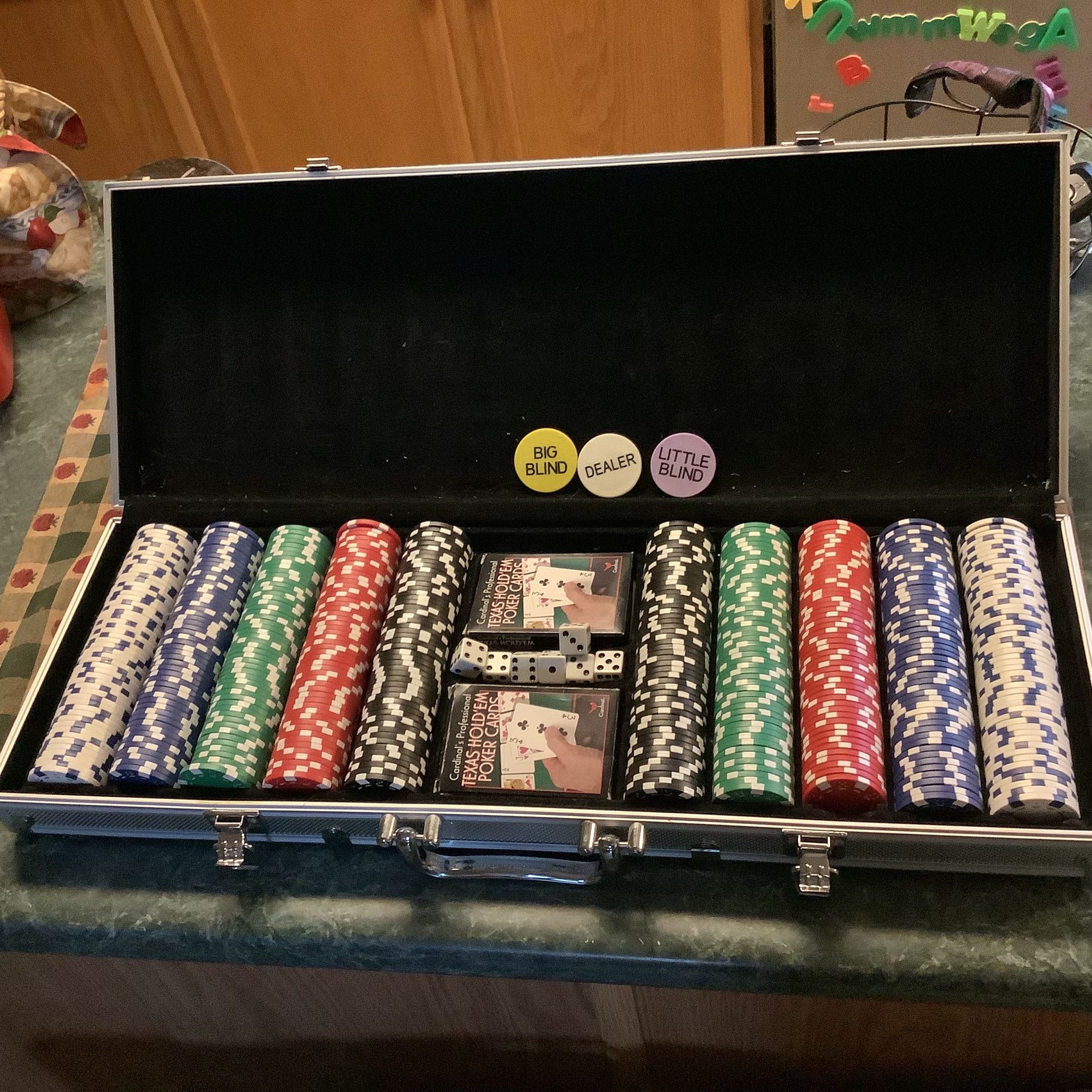 Poker Texas HoldEm 500 count clay poker chip set with dice and cards in metal case, poker dice, Texas holdem buttons very clean and ready for