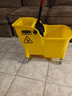 Rubbermaid Commercial Tamdem Mop Bucket with wringer