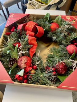 New in box members mark pre lit large Christmas wreath