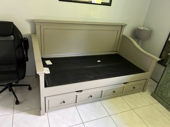 Twin day bed with 2nd mattress trundle