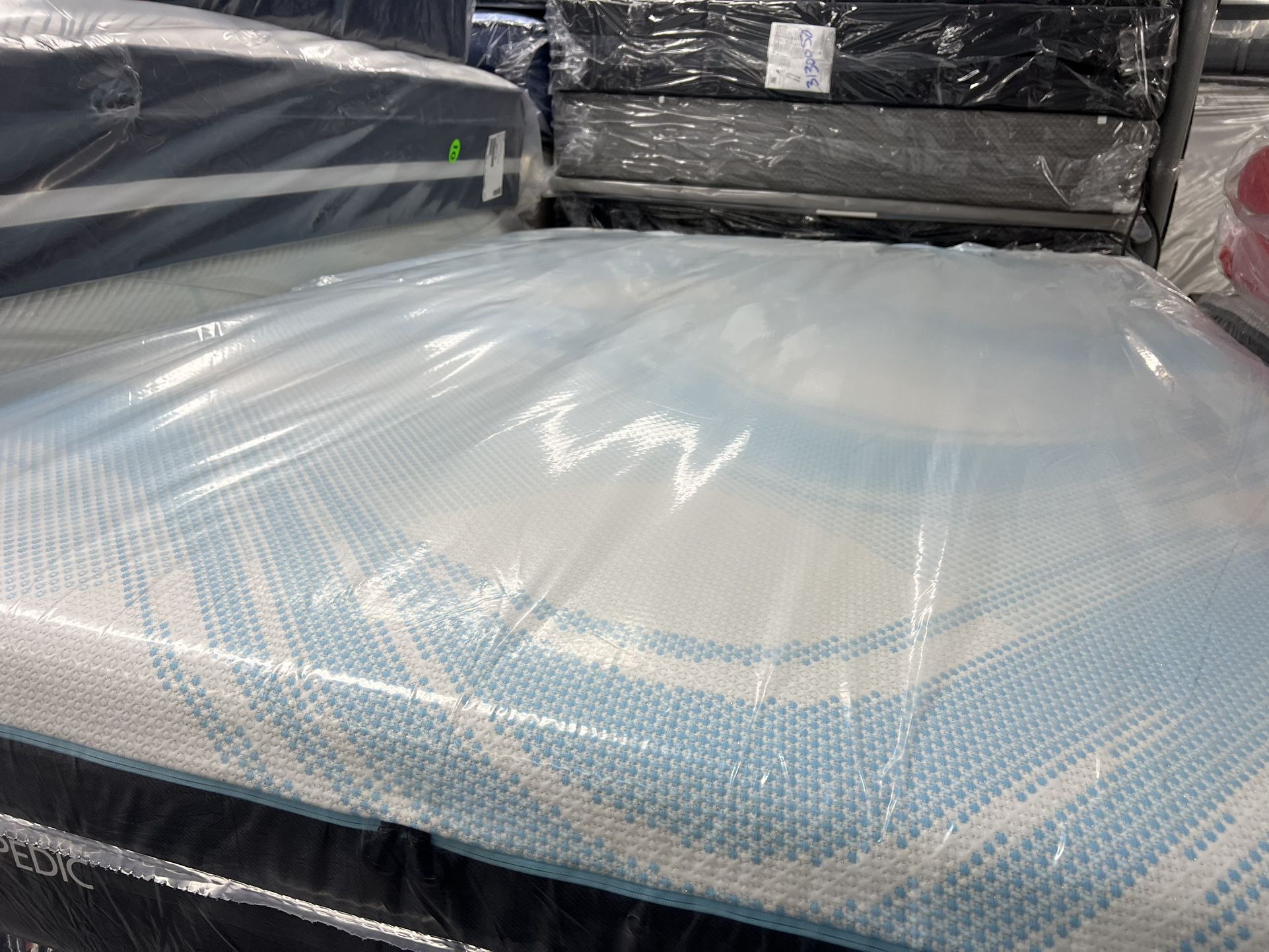 QUEEN SIZE TEMPURPEDIC LUXEBREEZE (MEDIUM) HYBRID MATTRESS & BOX SPRING BED SET