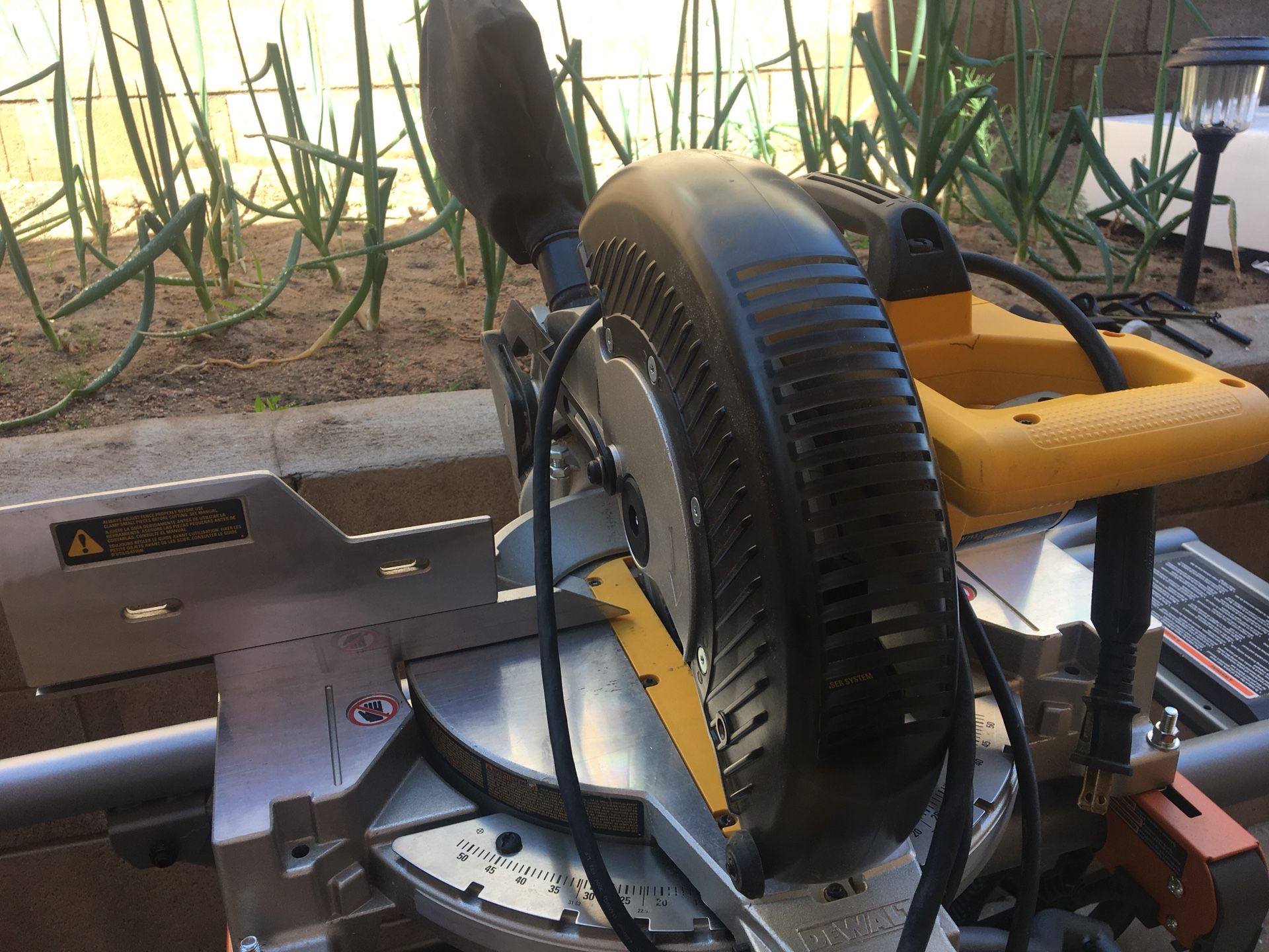 DEWALT DW713 15 Amp 10-Inch Compound Miter Saw