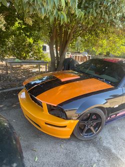Mustang gt hood 05-09