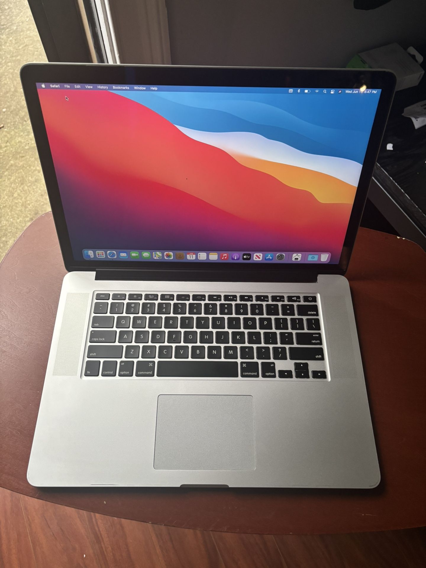 2014 MacBook Pro 15.4 inch 16GB Intel i7 500GB solid state, 400 Count Flawless like New charger come