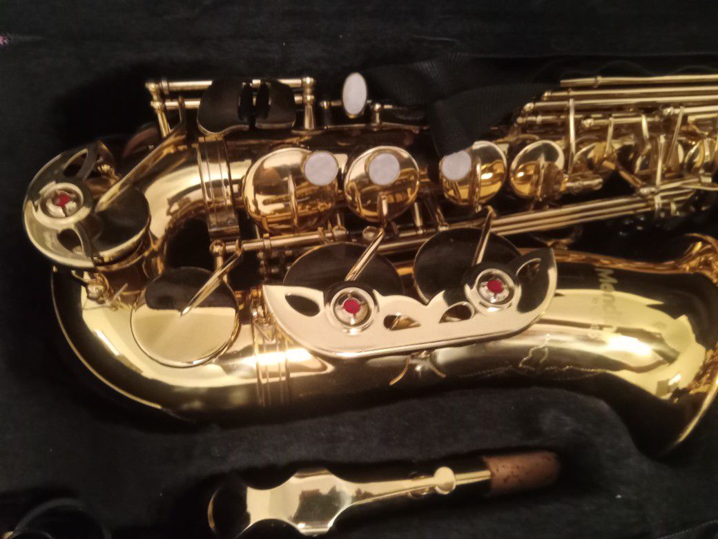 Nearly New Cecilio Mendini Saxophone With All Accessories 