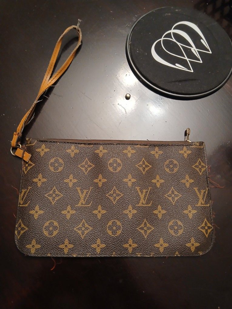 Louis VUITON POUCH
