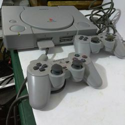 PLAYSTATION 1 WITH 2 CONTROLLERS  READ DETAILS