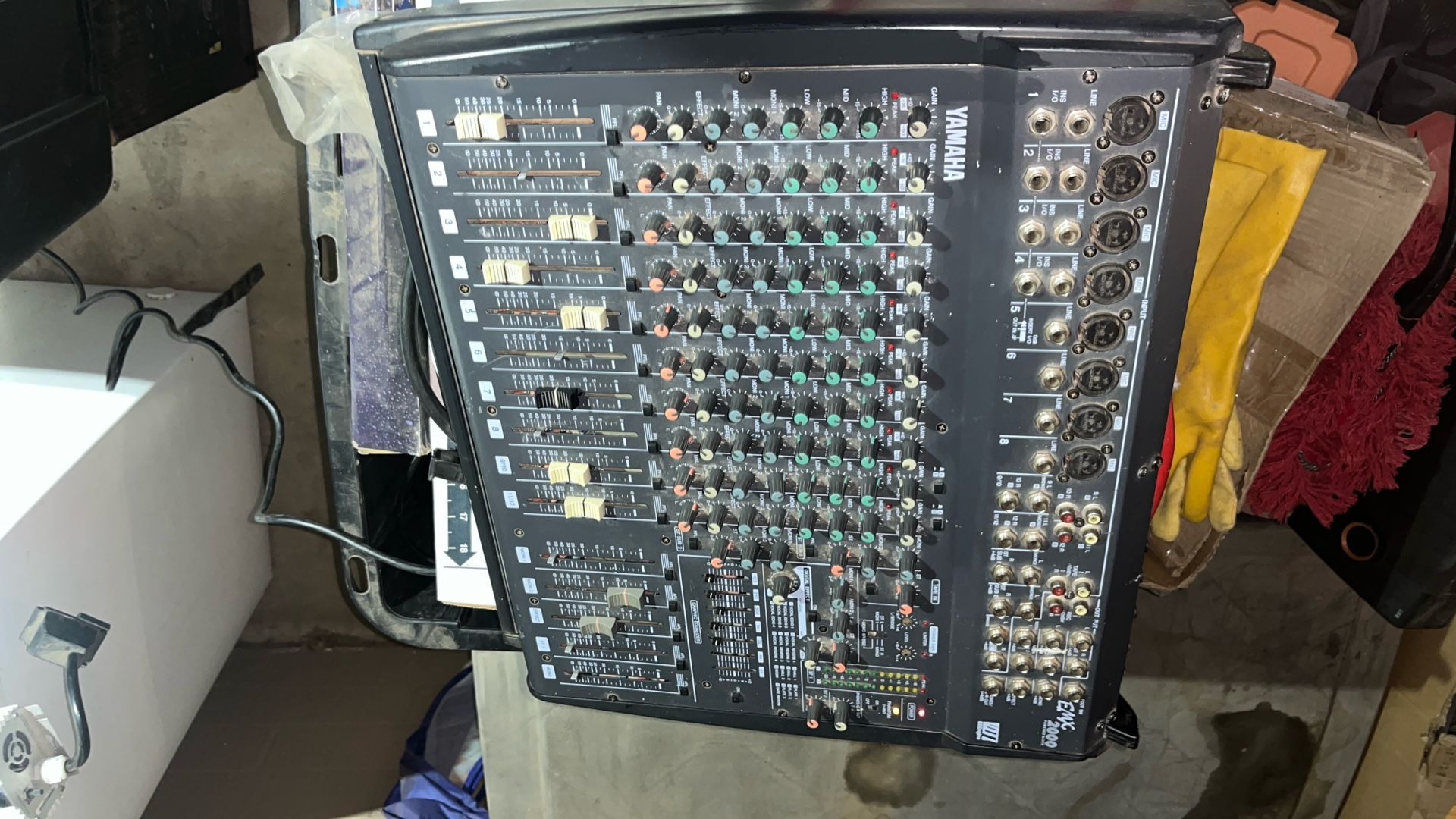Yamaha EMX2000 mixer