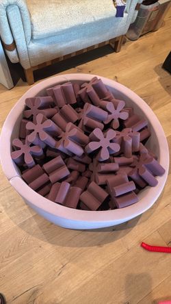 Smol Daisy  foam pit