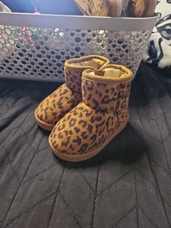 Toddler leopard boots size 4