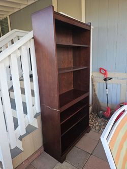 Free books shelf has damaged on the lift side but still can used it