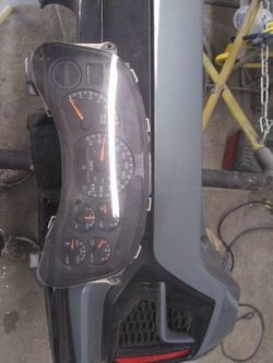 2002 Chevy Avalanche Guage Cluster 23,000 MI.. Silverado