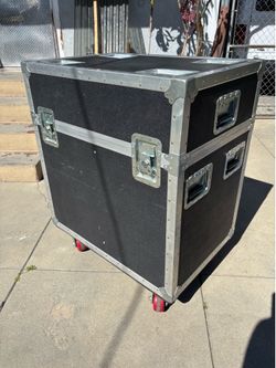 Very large road case for moving heads