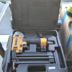 Gun DeWalt 