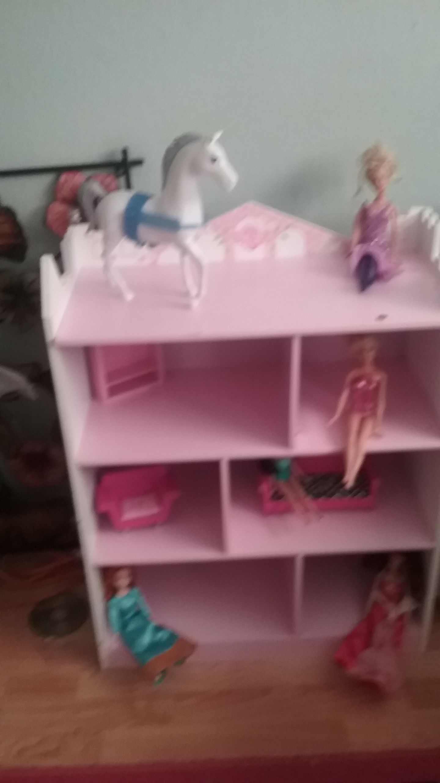 Barbie house w 5 barbies a few access good condition and bus 3. 00