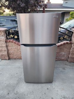 FRIGIDAIRE REFRIGERATOR