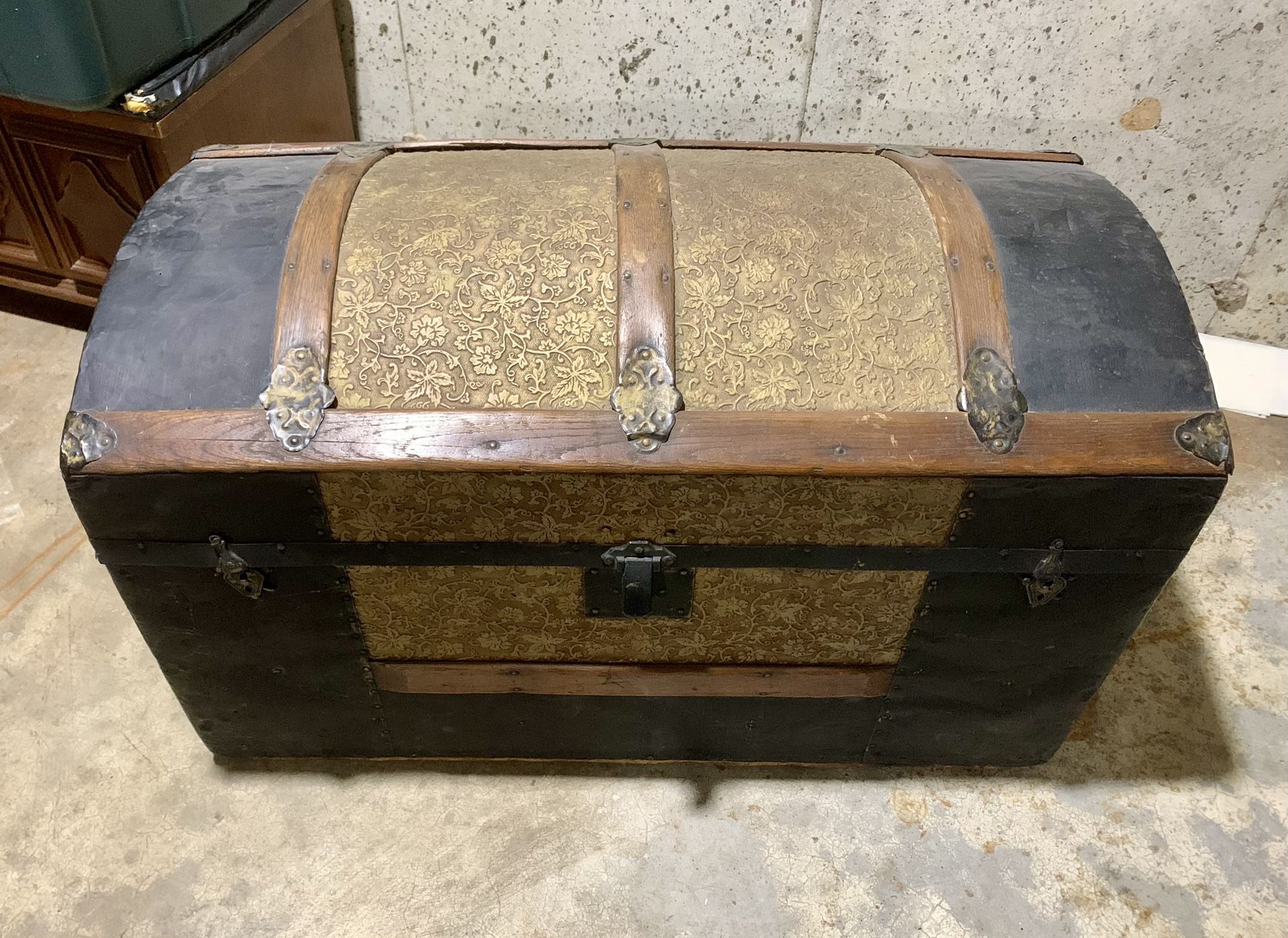 Vintage Steamer Trunk / Storage Chest – Decorative & Functional