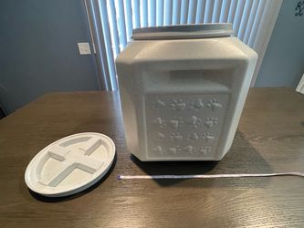 Gamma Vault pet food container