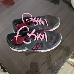 Women's Nikes 7y