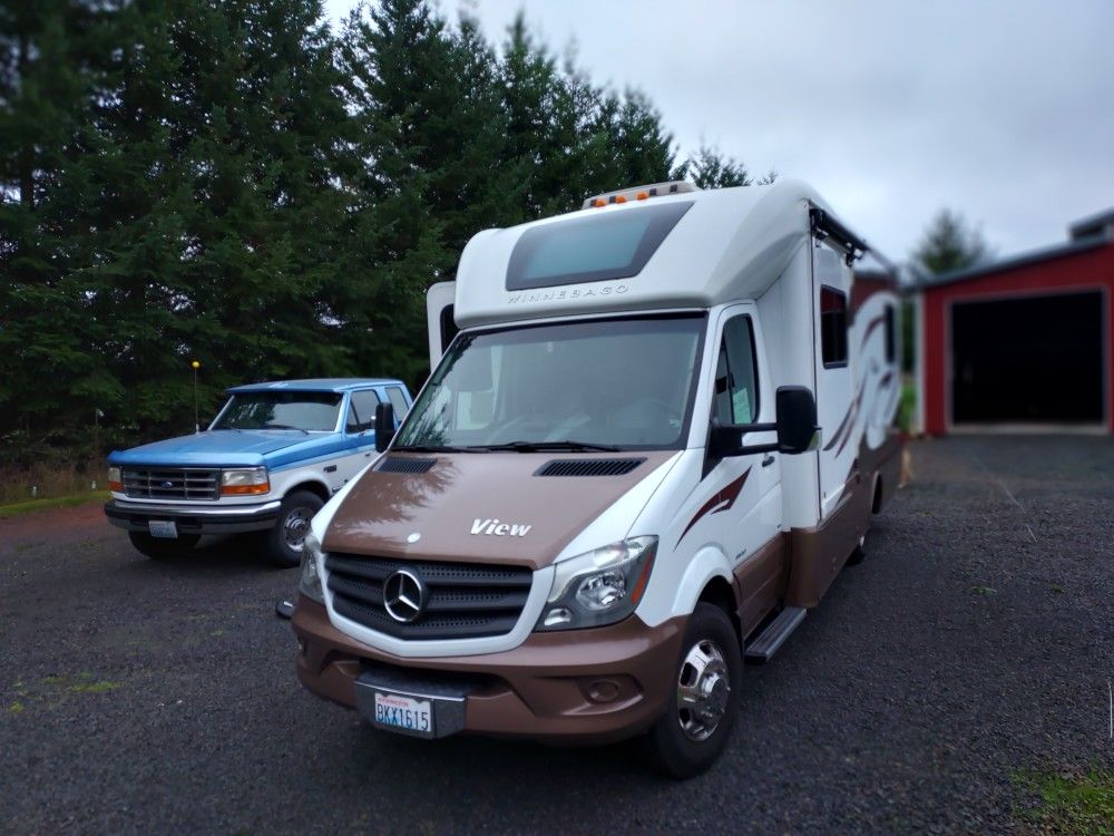2015 Winnebago View 24G with optional 2008 Honda CR-V tow car + hitch package.