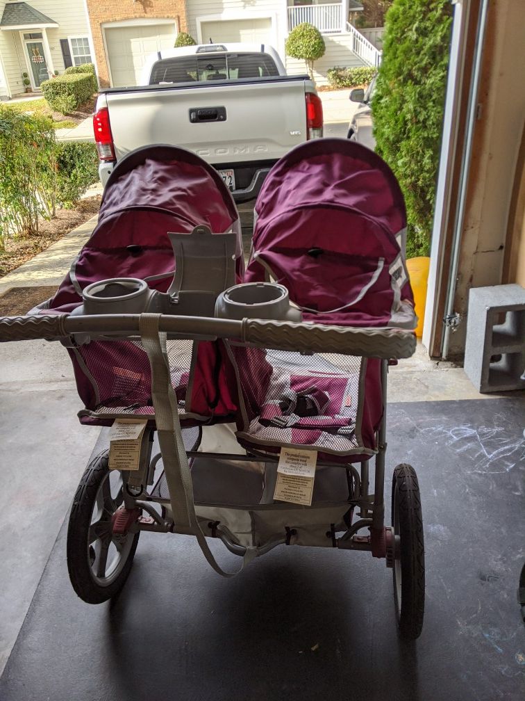 Double jogging stroller