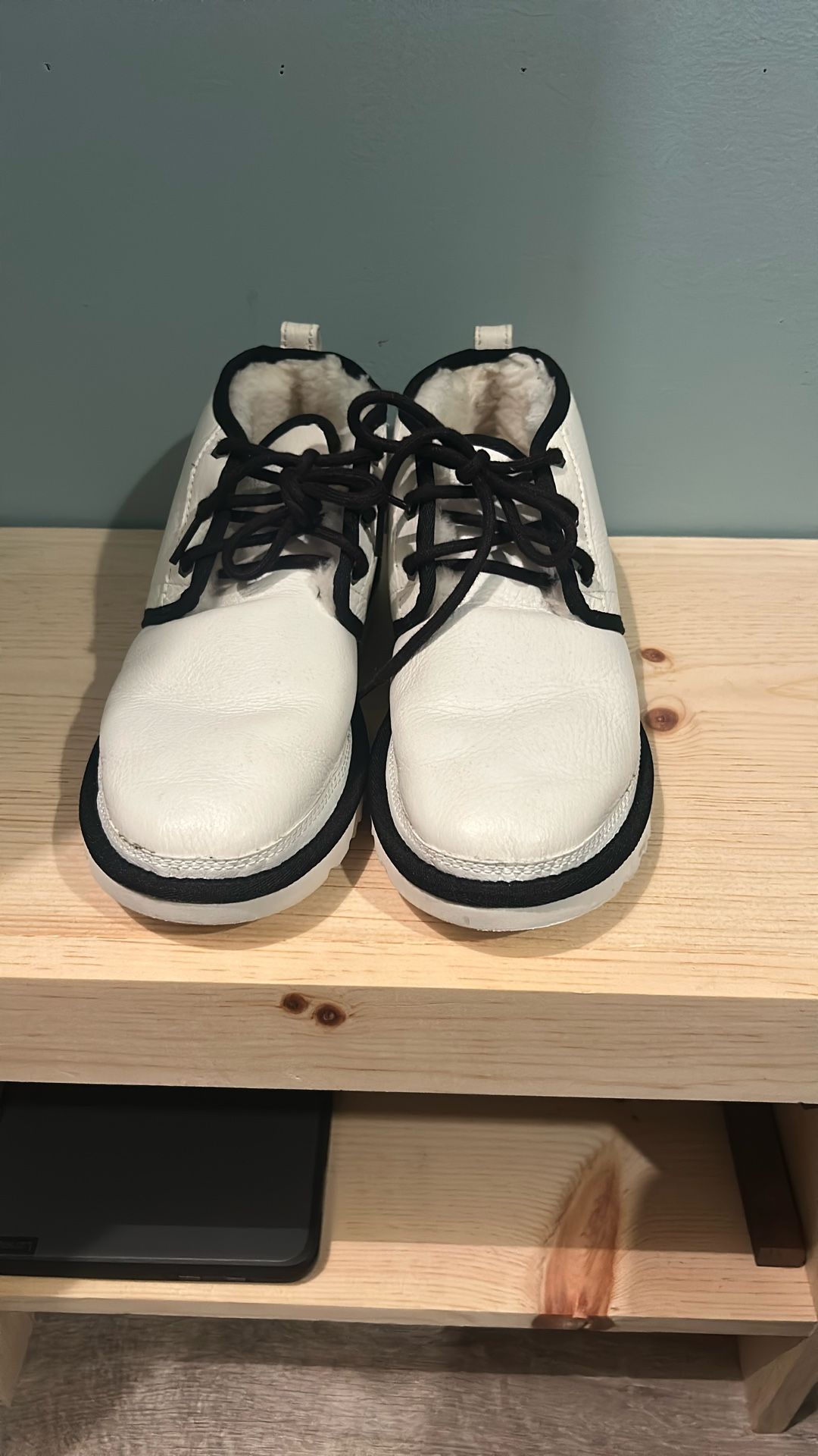 New UGG Men's Neumel Leather Chukka Boots White/Black