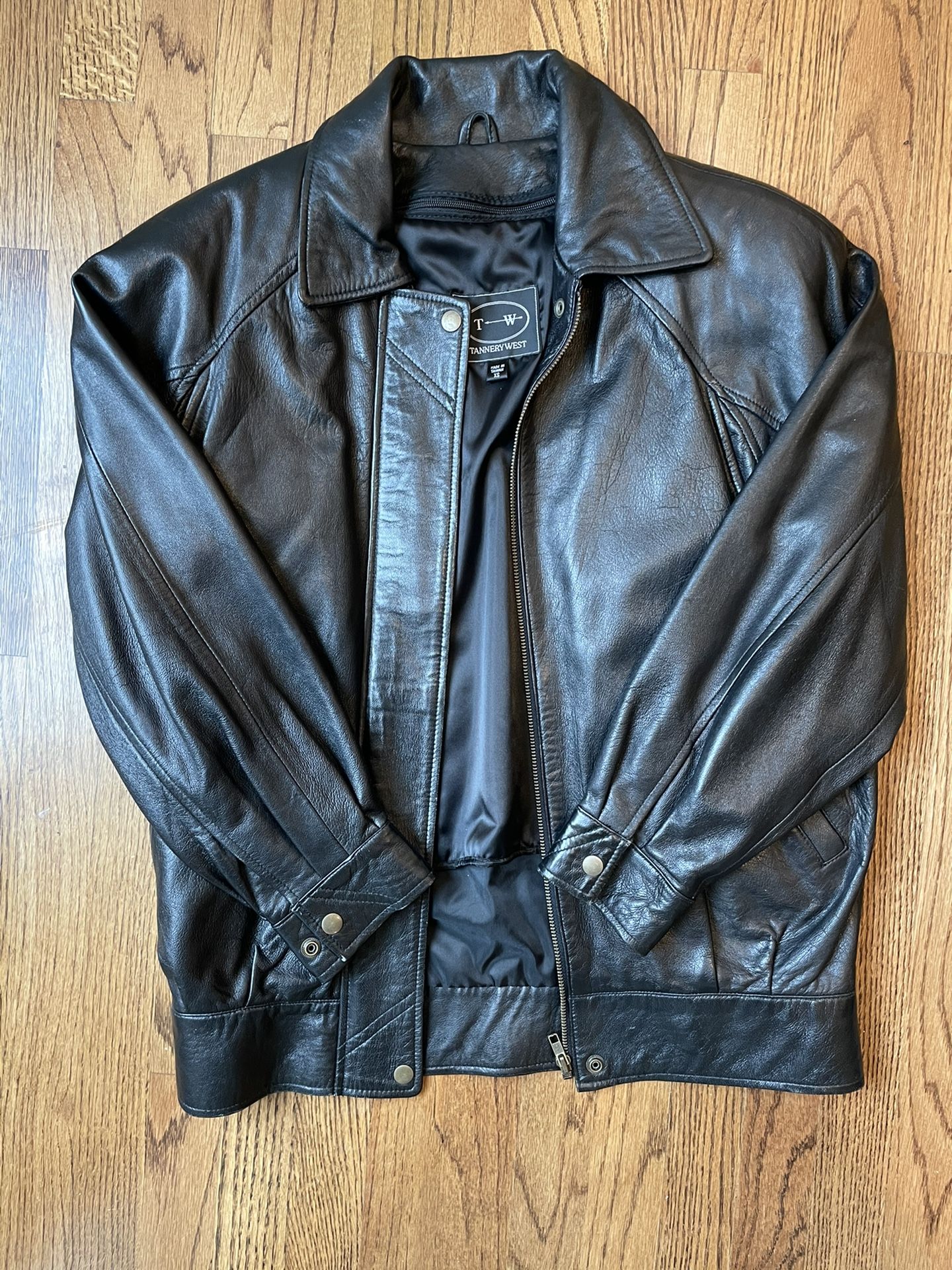 Vintage 90s Tannery West Size XS Men’s Soft Black Leather Jacket- Lightly Worn! Condition is pre owned and shows light signs of wear but overall very 