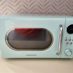 Insignia 0.7 Cu. Ft. Retro Compact Microwave