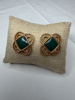 Vintage Signed MONET Goldtone Green kEnamel RHOMBUS Shaped EARRINGS 