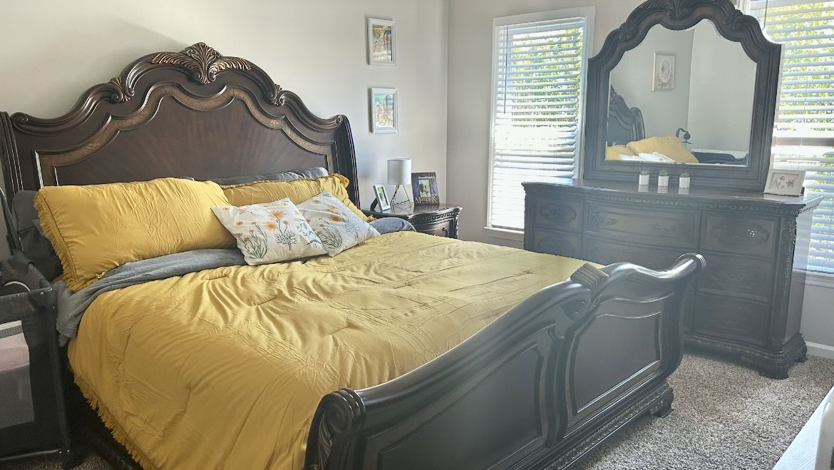 King Bed With Adjustable Base And Twin XL mattresses !!