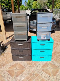 4 plastic storages
