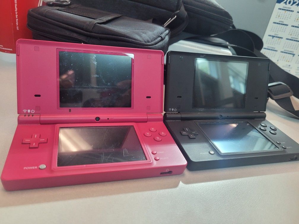 2 Nintendo DS I + 2 Games + 1 Charger
