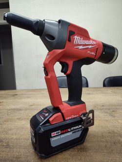 Milwaukee Rivet Gun With Battery
