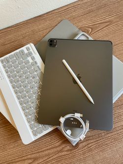 iPad Pro 12.9” (2020 model) 4th Generation 512GB with  keyboard case and pen & Accessories