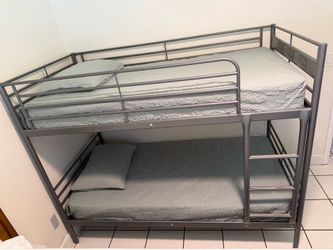 Twin bunk bed