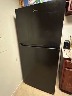 Midea Top-Freezer Refrigerator Black
