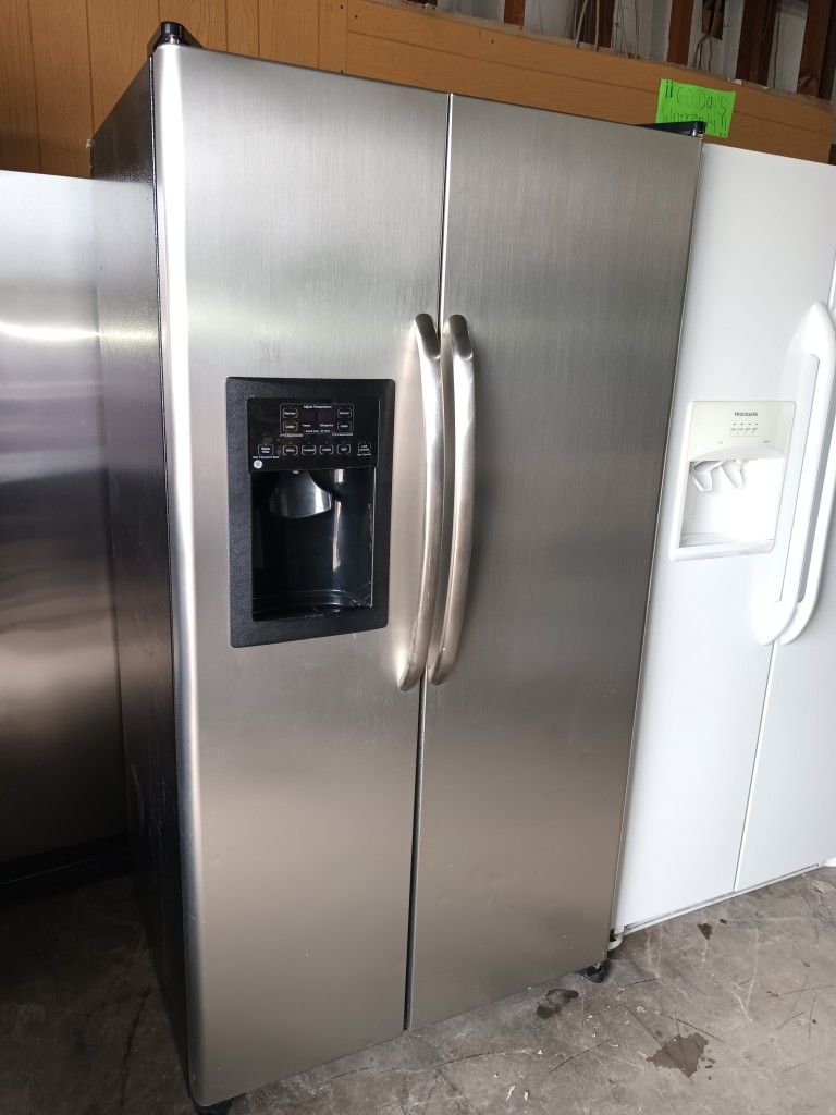 G/E Refrigerator Side By Side Stainless Steel Everything Works Good 👍
