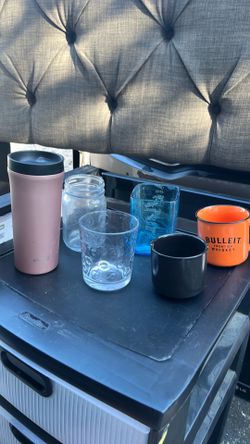 5 cups and 1 coffee mug traveler