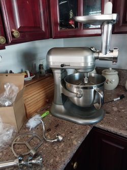 6QT KITCHEN AID MIXER WITH NEW MEAT GRINDER ATTACHMENT