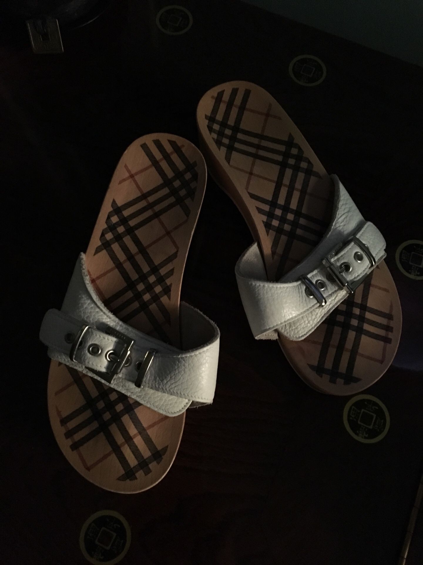 Burberry white leather buckle top wooden slides