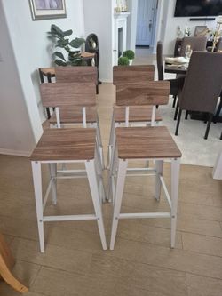 4 BARSTOOLS
