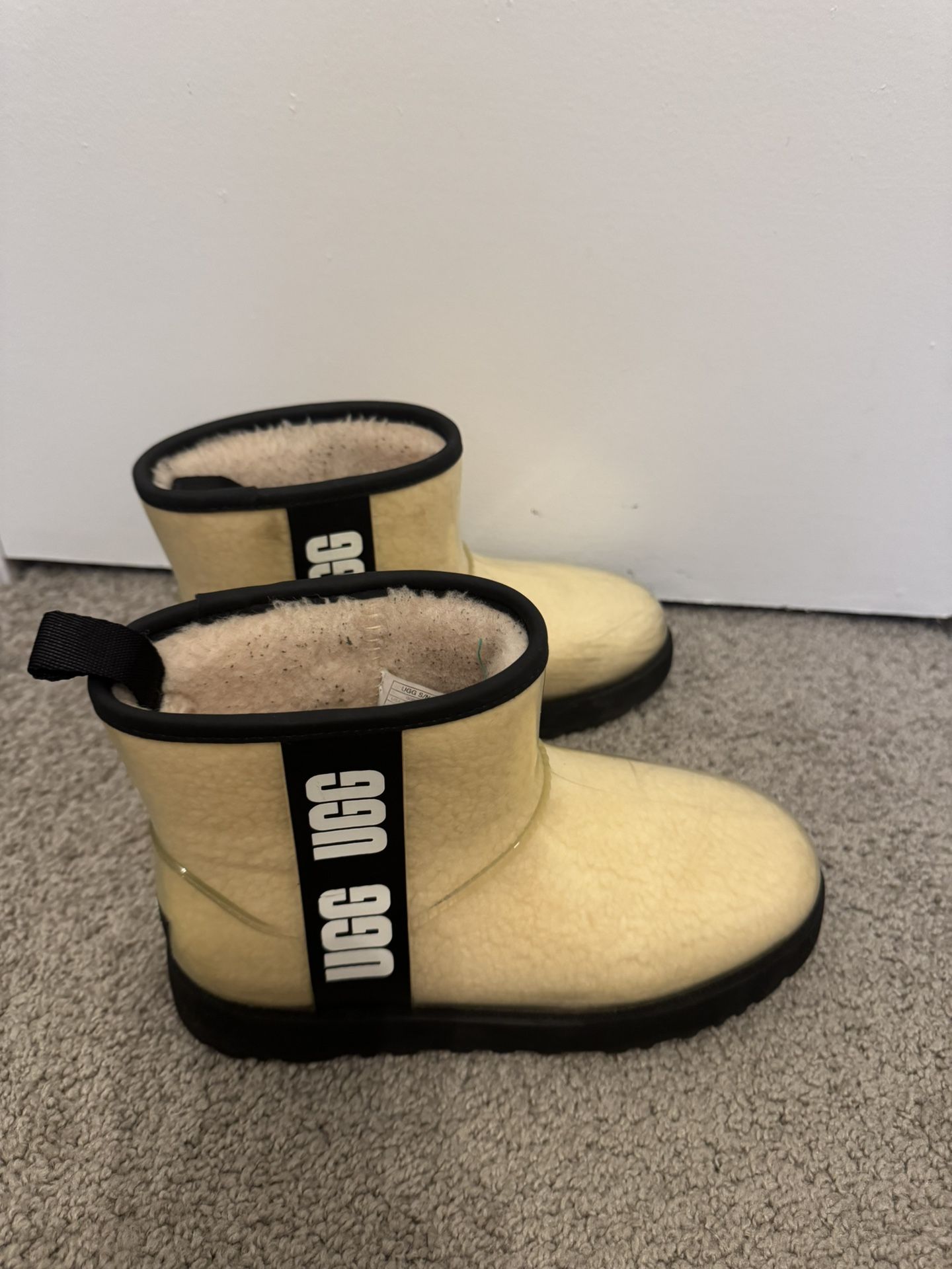 UGG Classic Clear Mini II Size 7