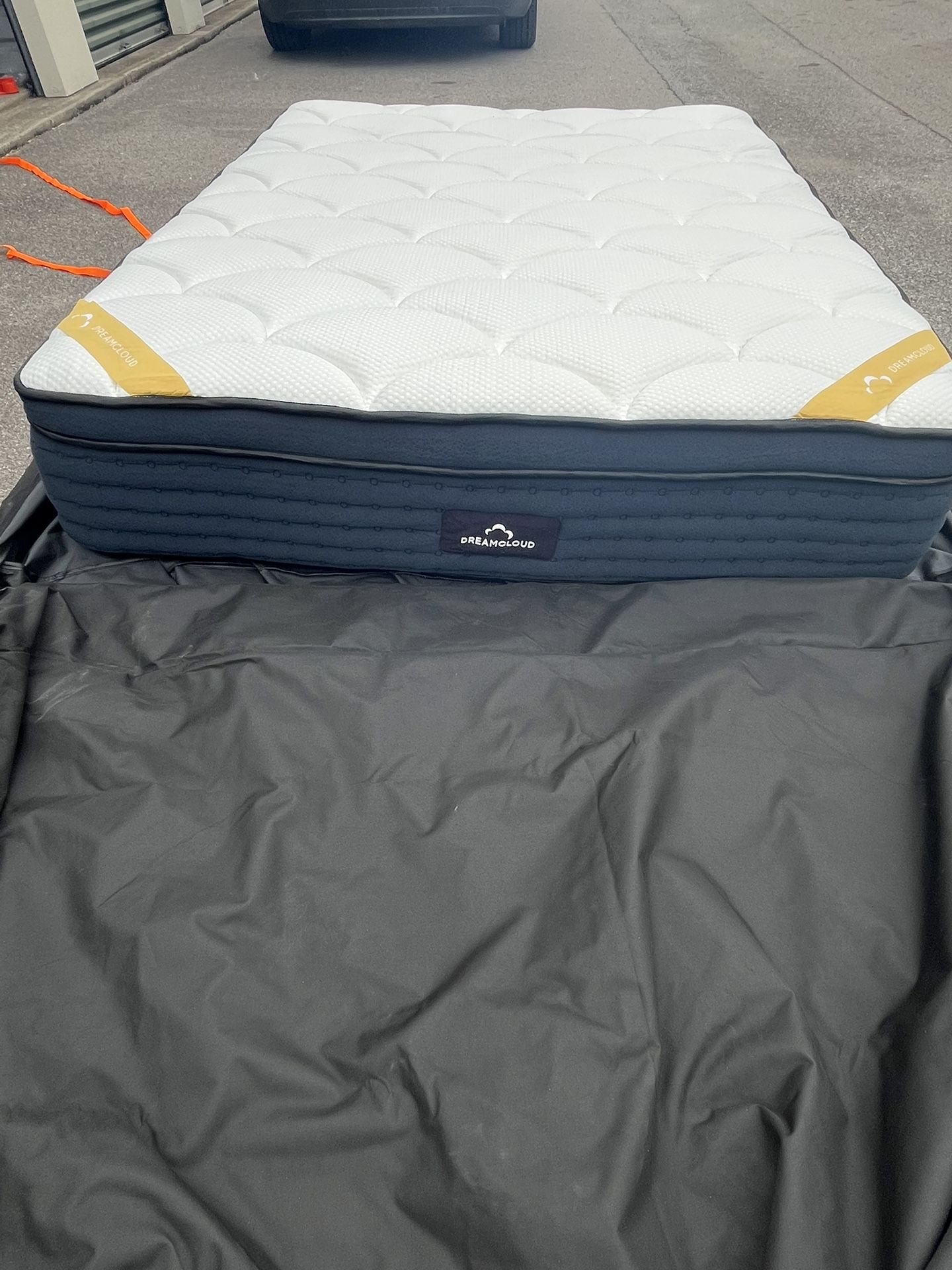 The DreamCloud Premier, Queen, Like New, Perfect Condition