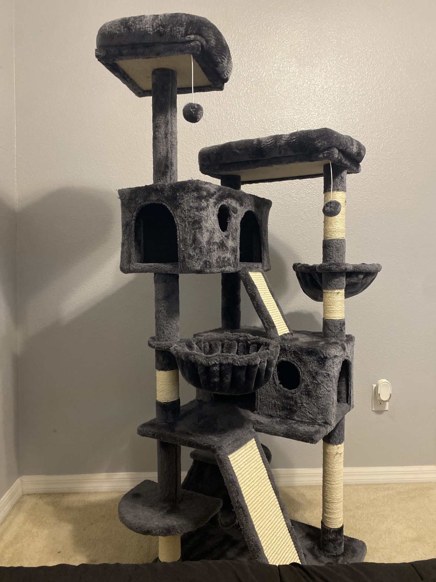 Tree and Feeder for Sale β Great Condition πΎ