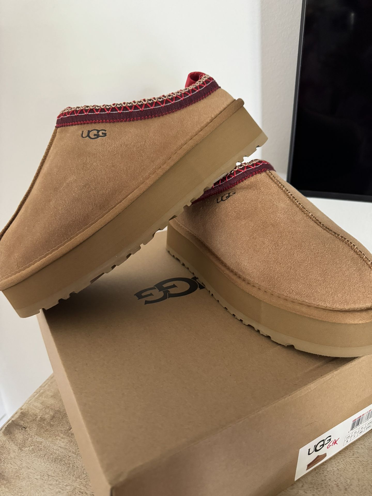 Ugg Taz slippers brand new never worn  Size 9