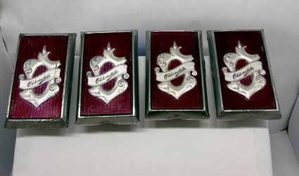 OLDSMOBILE CIRCA '80'S WIRE WHEEL CENTER CAP